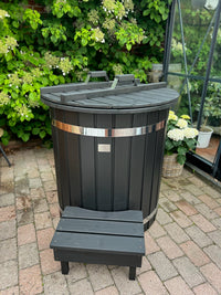 Sort iceKore isbad i træ med låg og trappe.