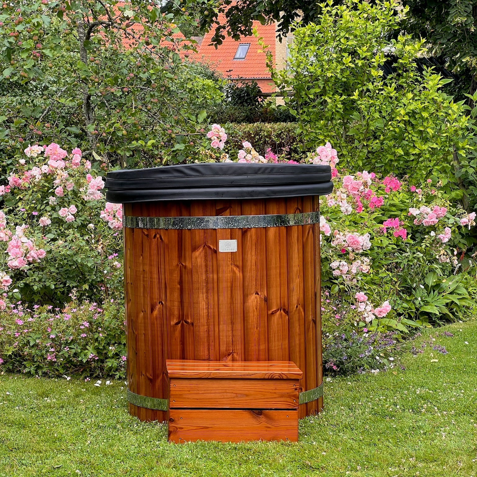 Uisoleret thermolåg på iceKore isbad i havemiljø.