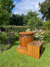 IceKore isbad i natur tro træ på en græsplæne med blomster.