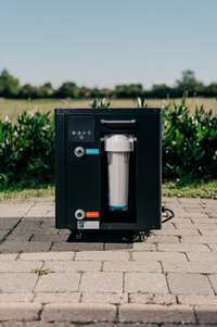 Sort iceKore køle- og filtreringsenhed med filter foran til isbad.