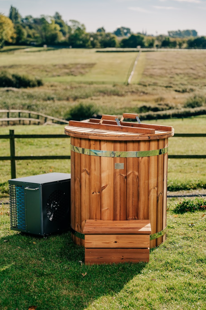 iceKore Challenger isbad i træ, udendørs med køleenhed og trappe på græsplæne