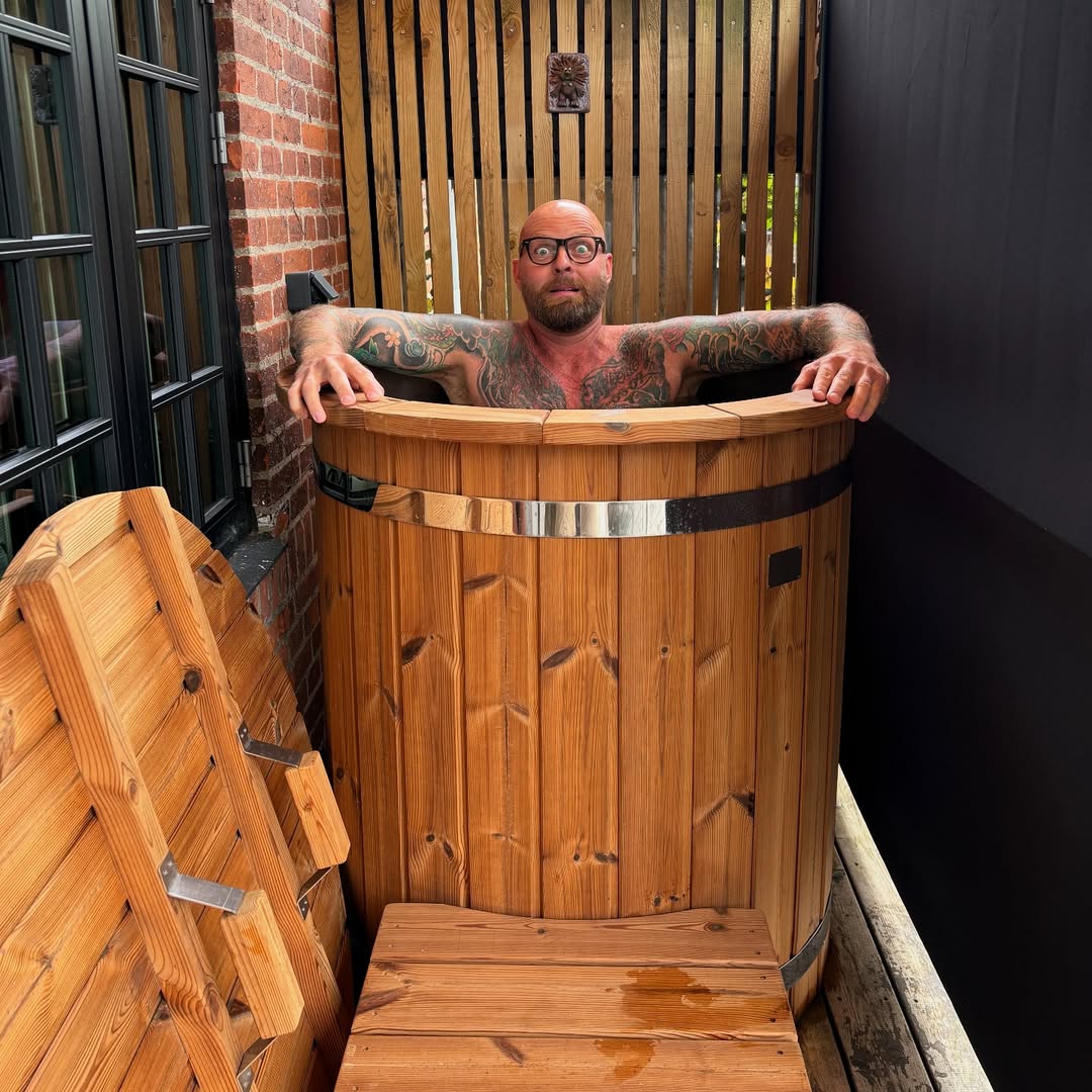 Komiker Nicolaj Lange i isbad med tatoveringer og briller